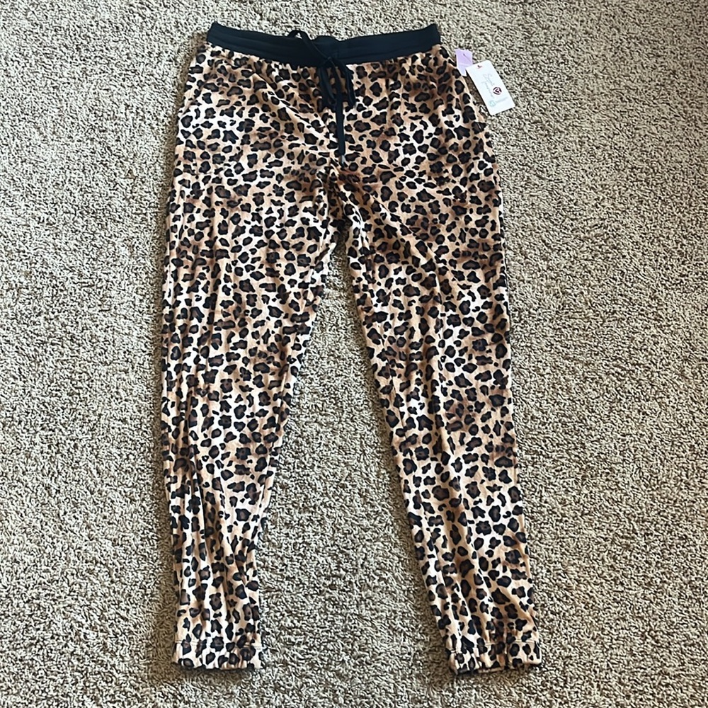 Cheetah/leopard animal print pajama set size small - Picture 6 of 8